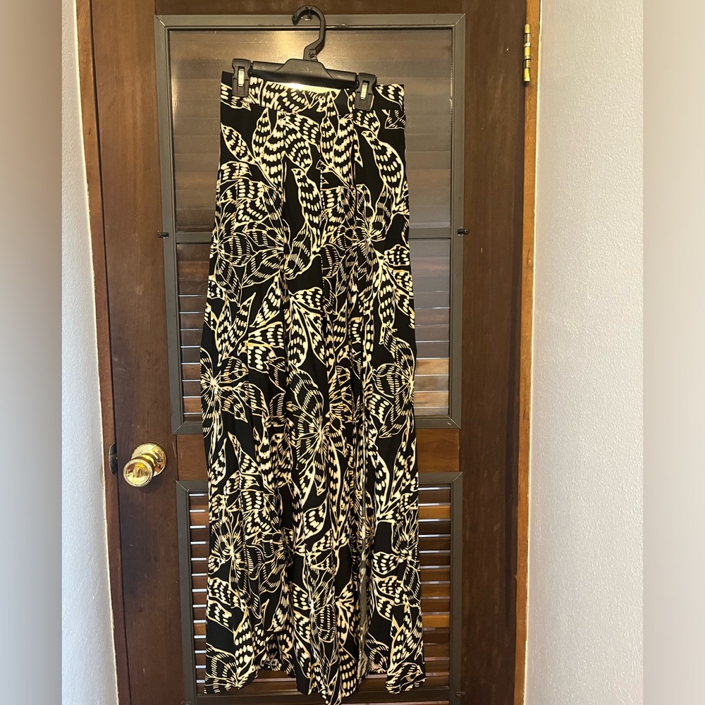 Valija Gitana never used Palazzo with slit on both sides.